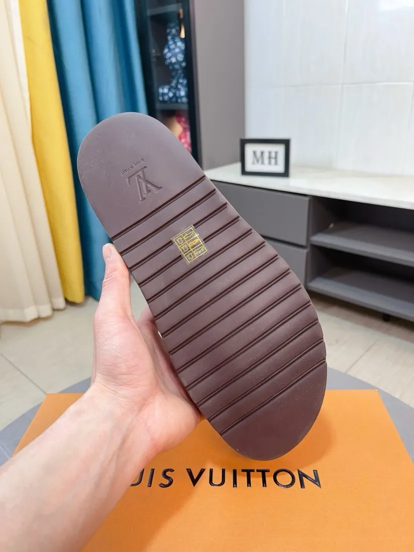 Men's shoes 💰360🌹🌹 (lv-Louis Vuitton) new men's sandals, high-end boutique, exquisite embossed logo decoration on the upper, fine workmanship, super soft soles, casual, loose and comfortable, a must-have in summer! \nsize：38-44